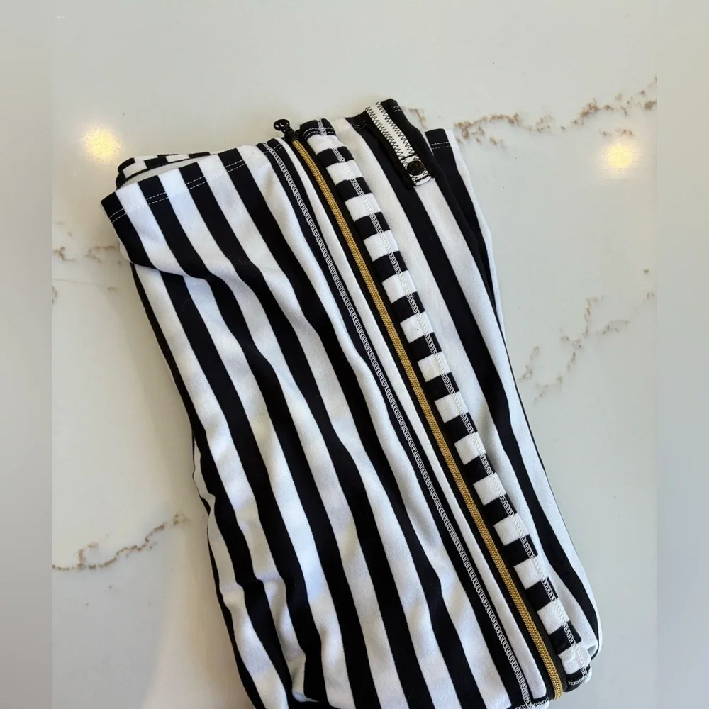 Lululemon black and white striped vinyasa scarf with gold zipper detail